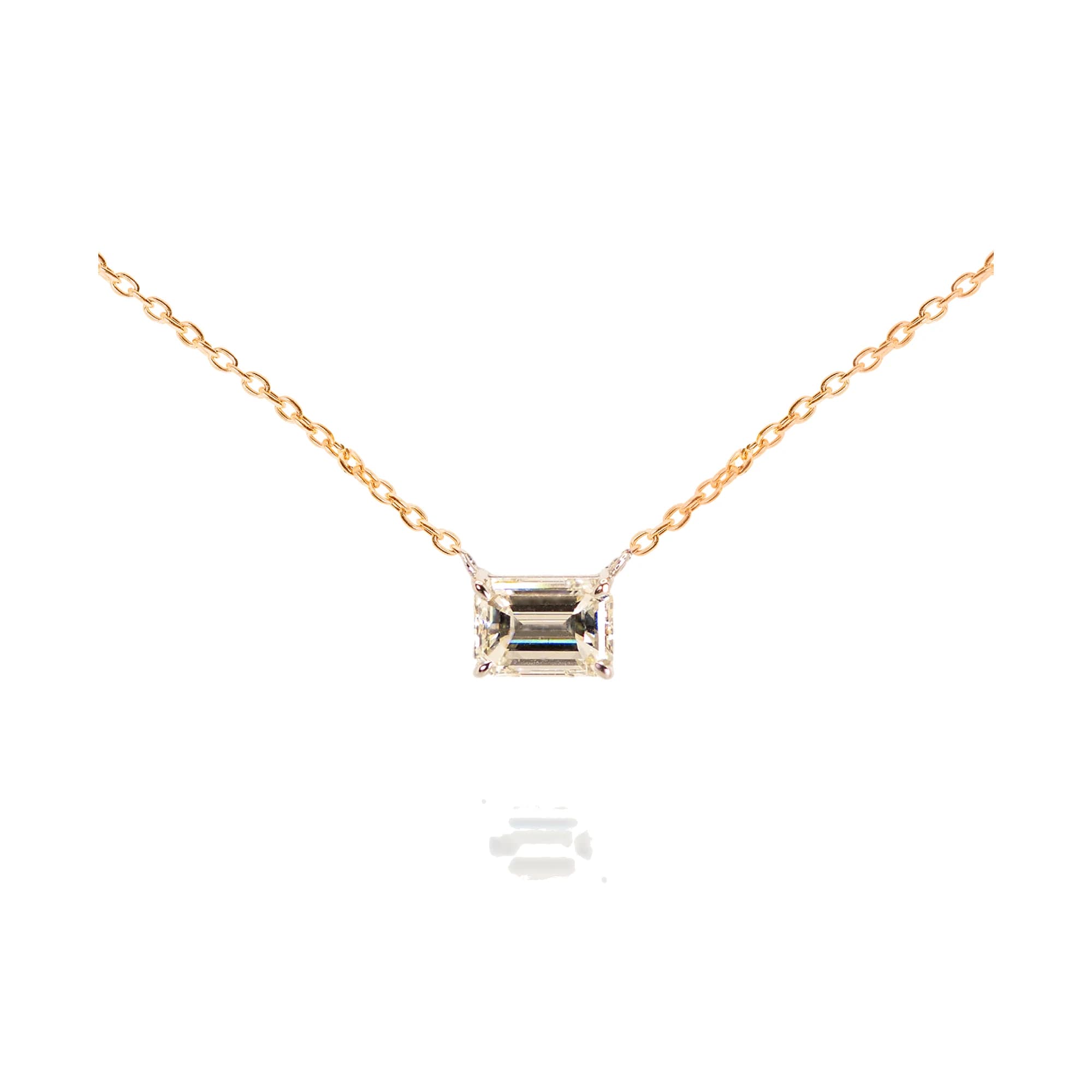 Colgante con diamante talla esmeralda