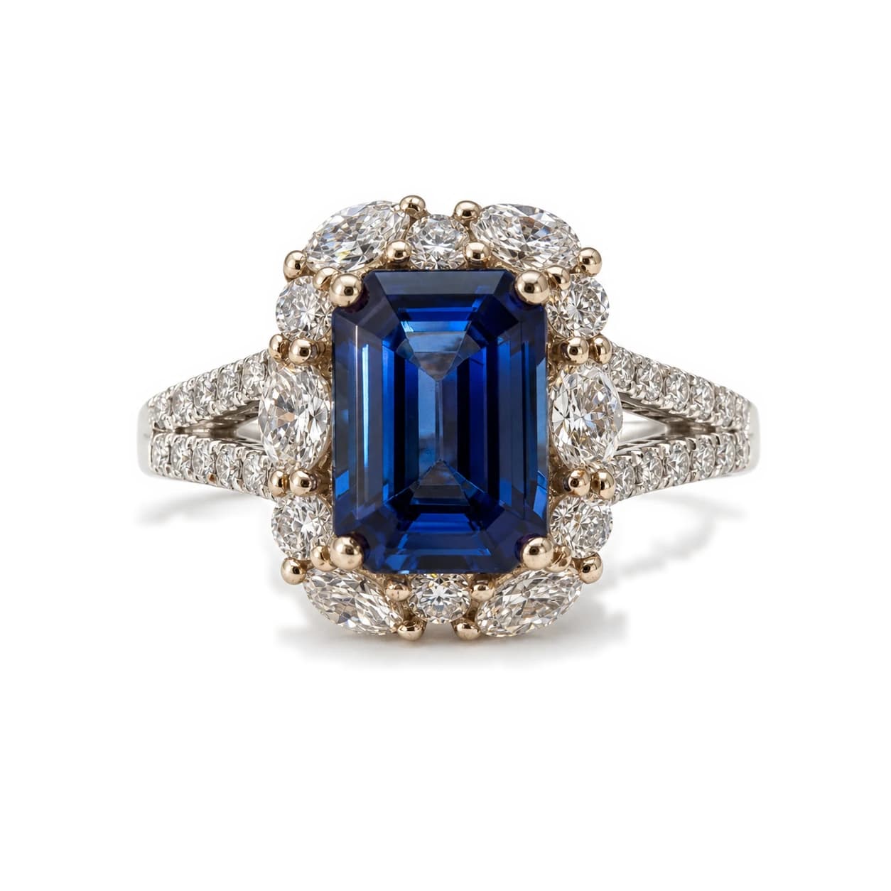 Anillo de zafiro azul y brillantes