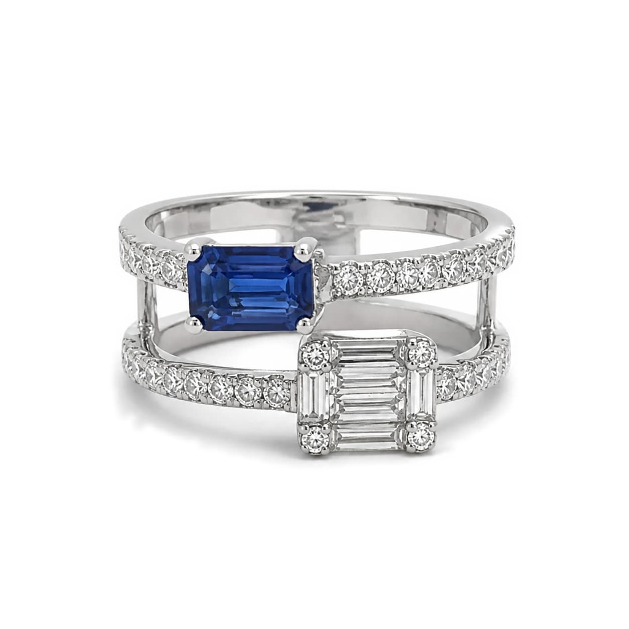 Anillo de zafiro azul y brillantes