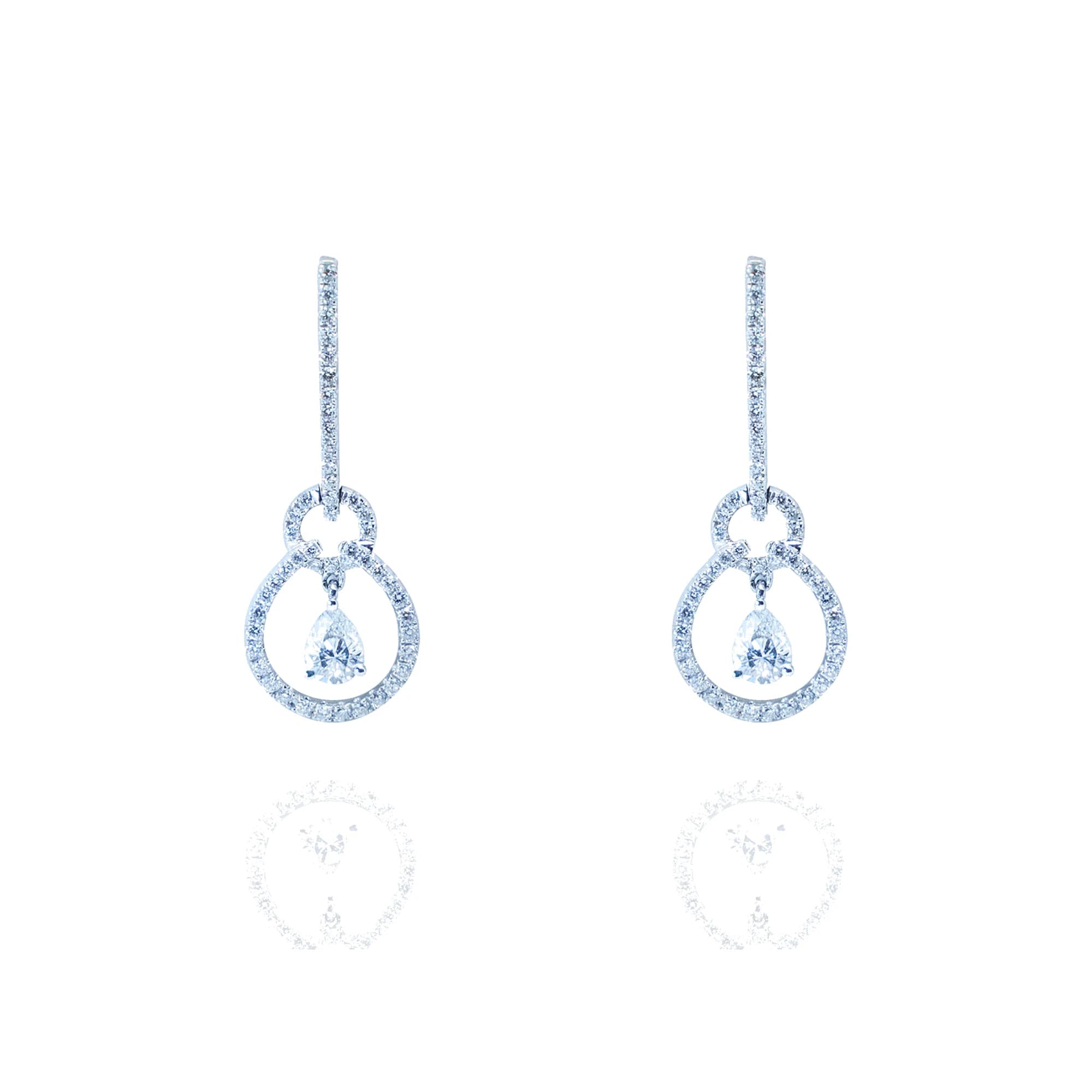 Pendientes montados en oro blanco, 2 diamantes y 98 diamantes.