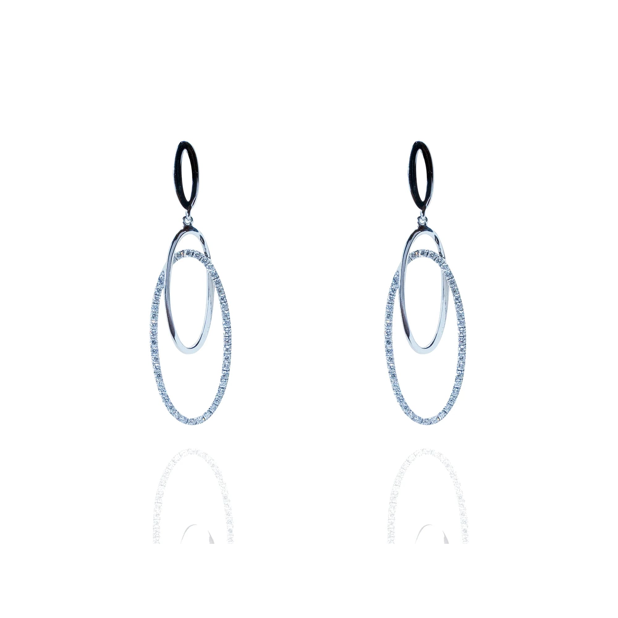Pendientes montados en oro blanco, 90 diamantes engastados.