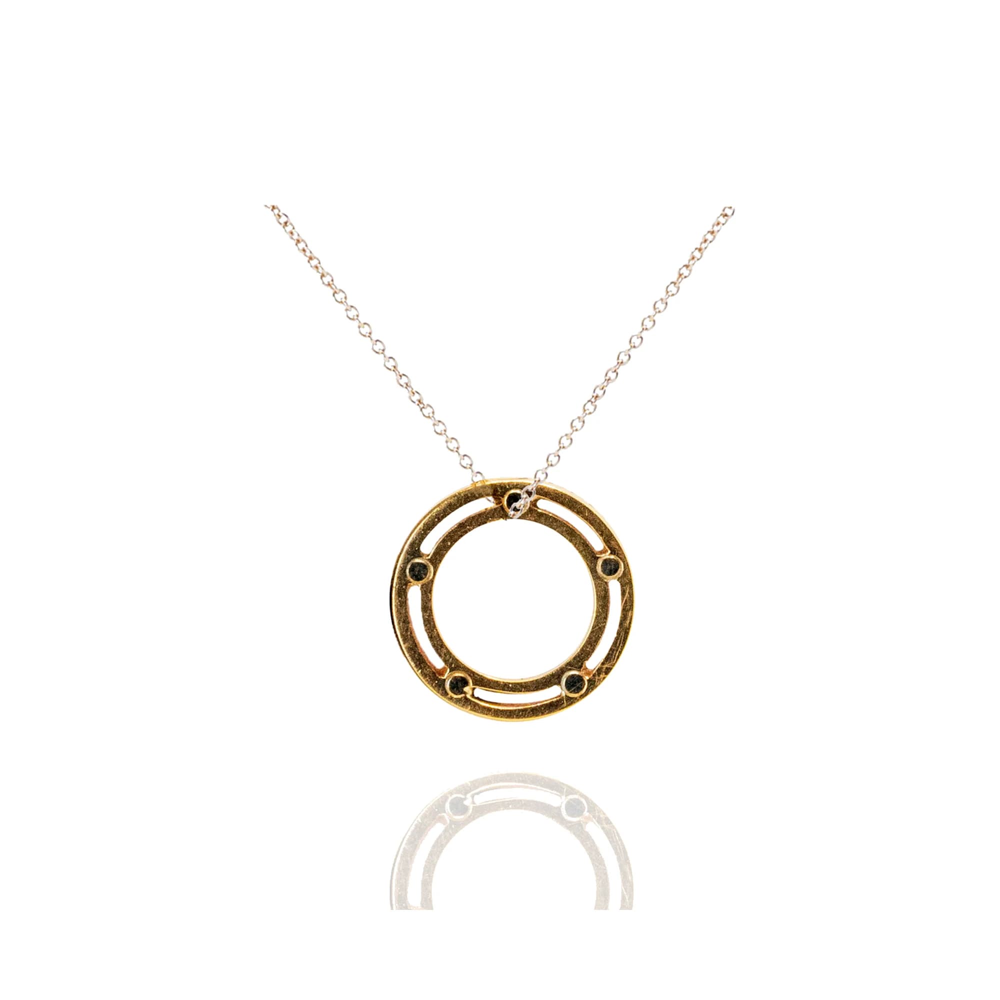 Colgante con cadena montado en oro rosa.