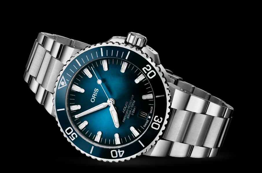 Aquis date calibre 400